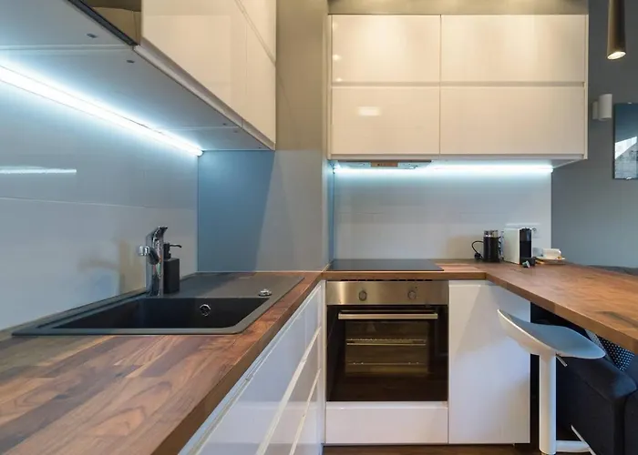 Cozy With Garden Prestigious Location شقة