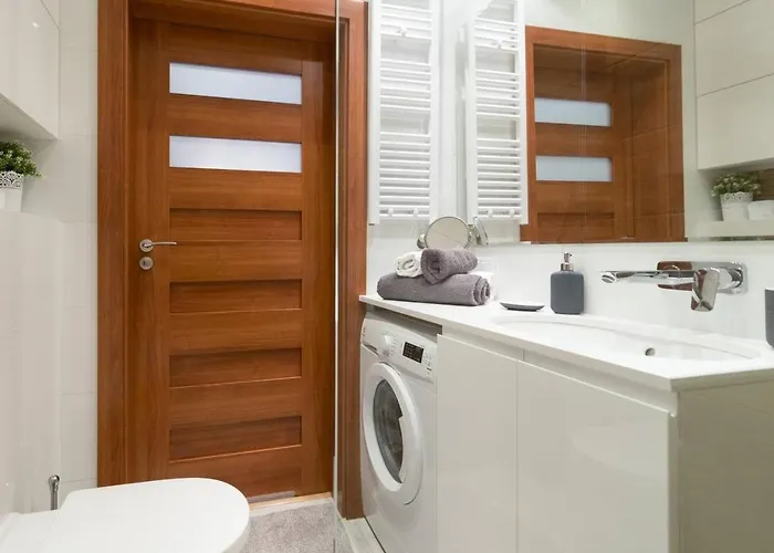 Cozy With Garden Prestigious Location * كراكوفيا