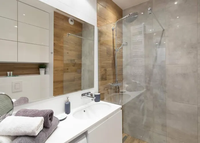 Cozy With Garden Prestigious Location شقة